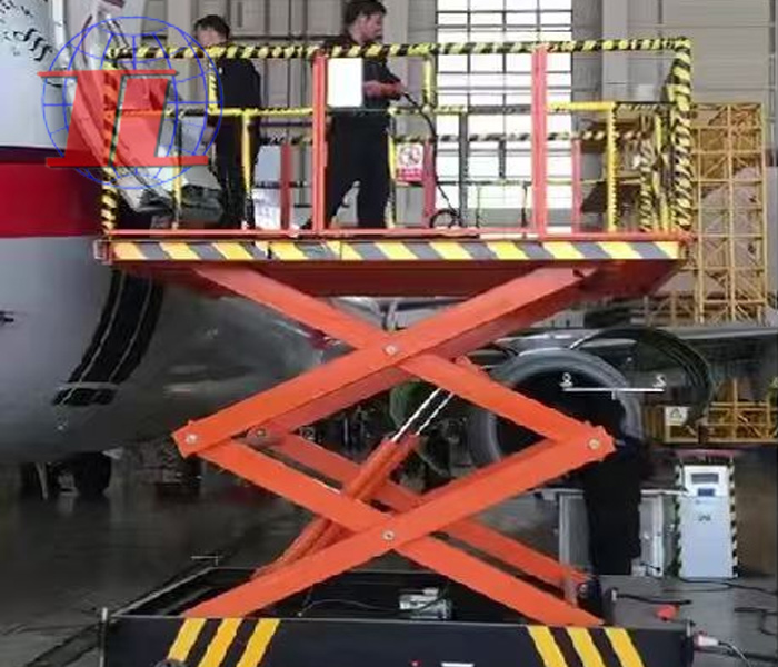 大型機(jī)場(chǎng)升降車